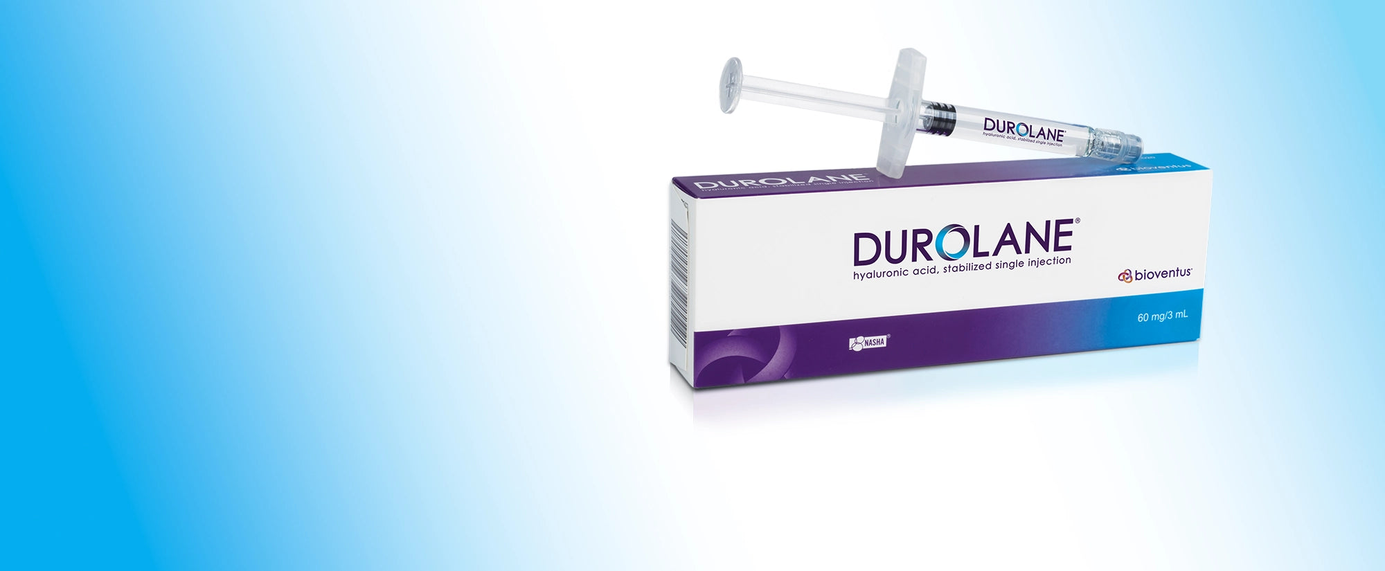 Primo piano della siringa Durolane trasparente appoggiata sul packaging bianco con accenti viola e celeste, con il nome Durolane ben in vista.