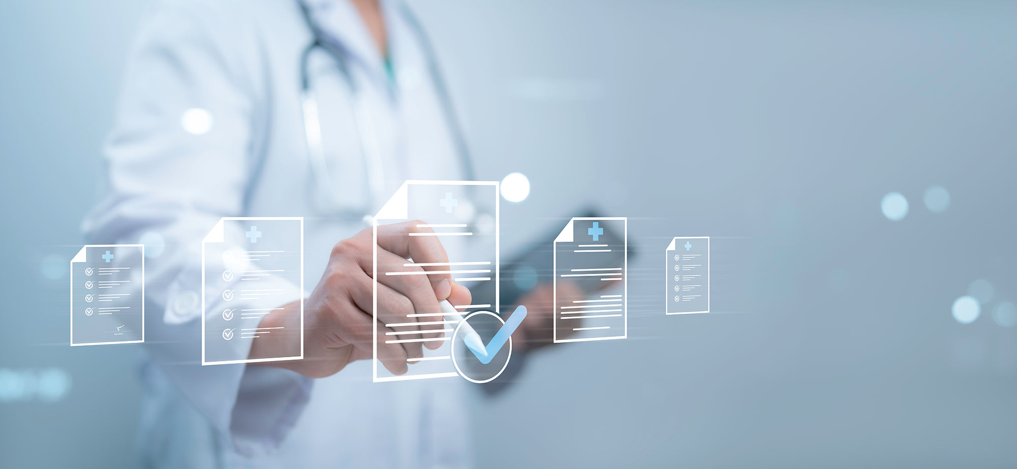 Un operatore sanitario lavora con documenti virtuali, tra cui un certificato di qualità e una lista di controllo.