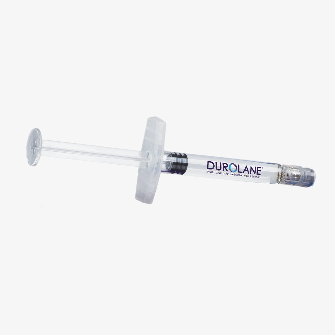 Siringa trasparente Durolane su sfondo bianco, con etichetta “Durolane Hyaluronic Acid Stabilized Single Injection” visibile sul corpo della siringa.
